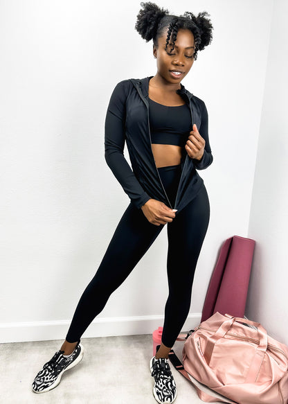 Conjunto de tres piezas con chaqueta con capucha y cremallera, sujetador deportivo y leggings de tiro alto 
