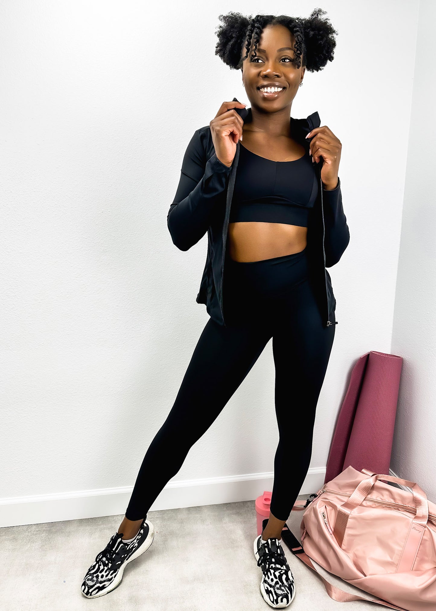 Conjunto de tres piezas con chaqueta con capucha y cremallera, sujetador deportivo y leggings de tiro alto 