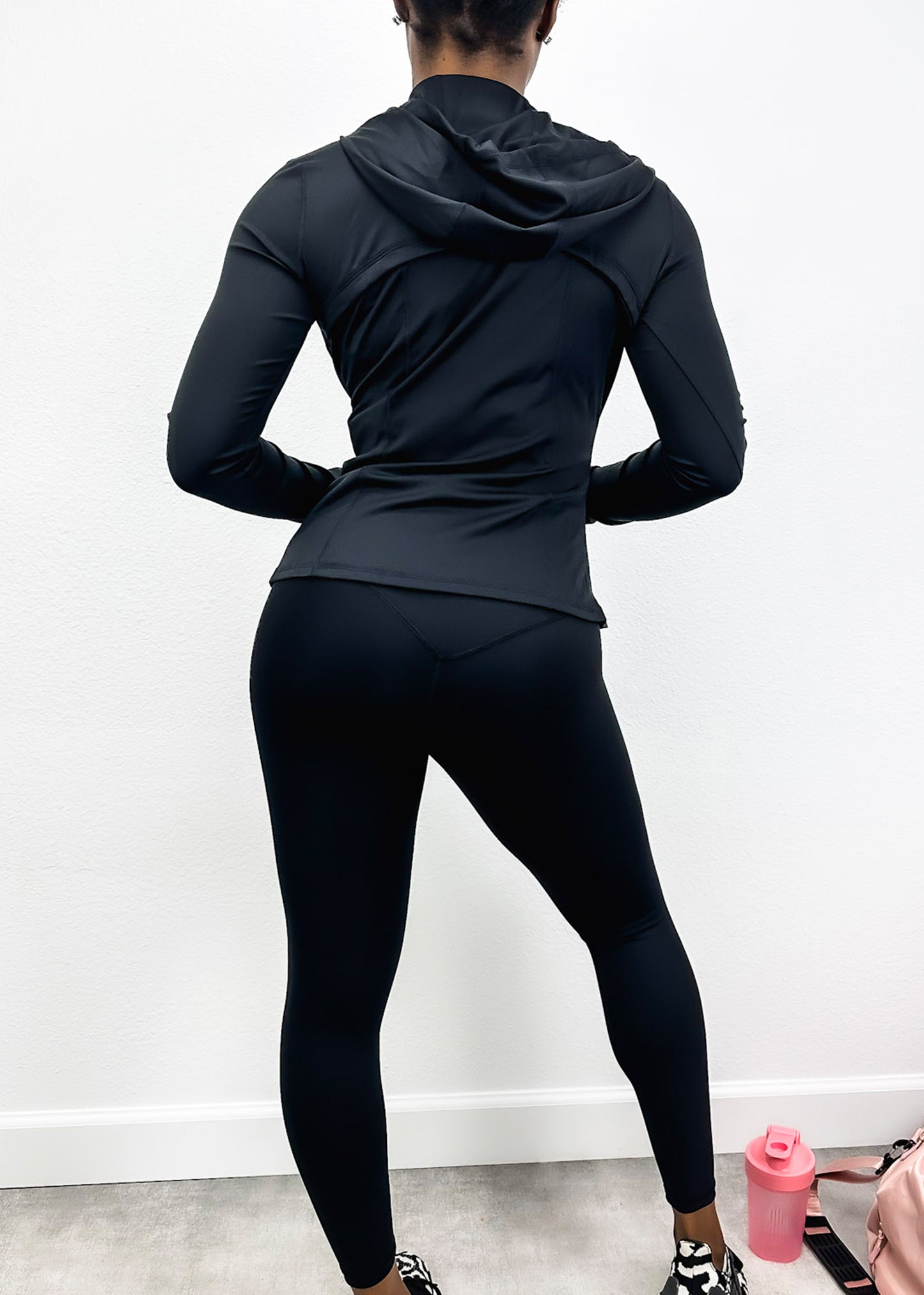 Conjunto de tres piezas con chaqueta con capucha y cremallera, sujetador deportivo y leggings de tiro alto 