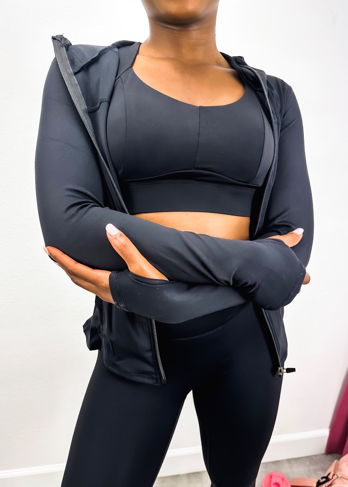 Conjunto de tres piezas con chaqueta con capucha y cremallera, sujetador deportivo y leggings de tiro alto 