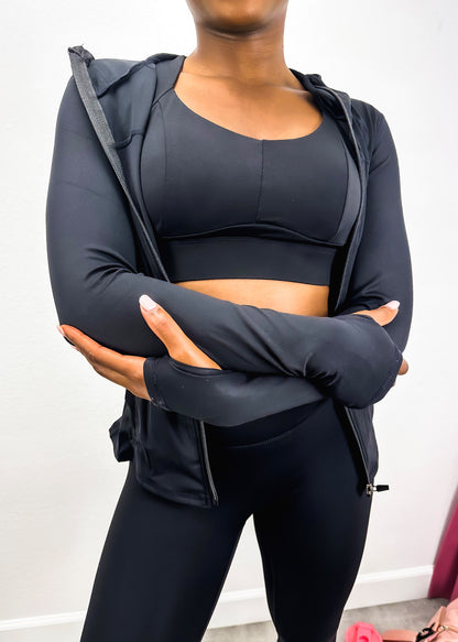 Conjunto de tres piezas con chaqueta con capucha y cremallera, sujetador deportivo y leggings de tiro alto 
