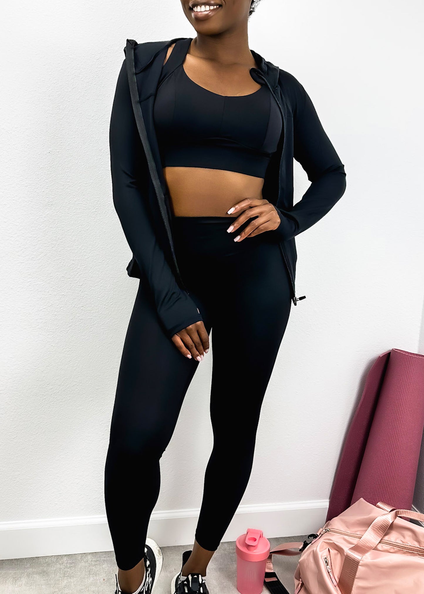 Conjunto de tres piezas con chaqueta con capucha y cremallera, sujetador deportivo y leggings de tiro alto 