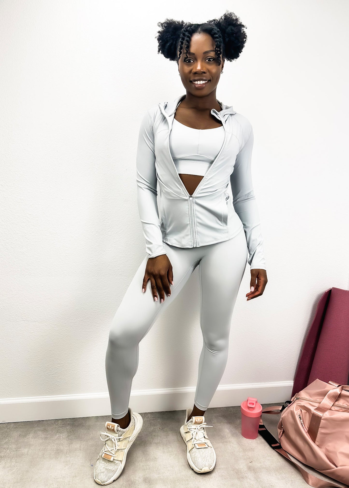 Conjunto de tres piezas con chaqueta con capucha y cremallera, sujetador deportivo y leggings de tiro alto 