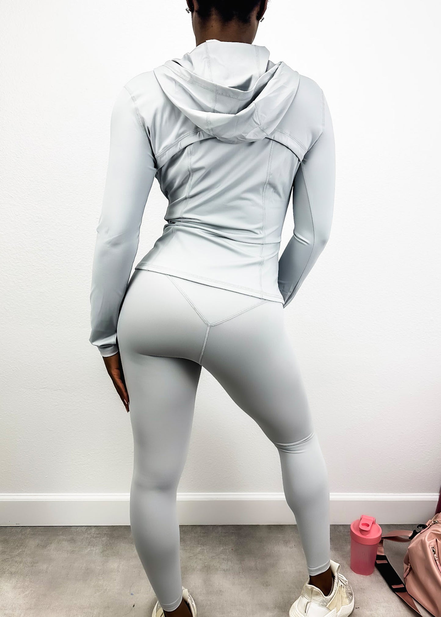 Conjunto de tres piezas con chaqueta con capucha y cremallera, sujetador deportivo y leggings de tiro alto 