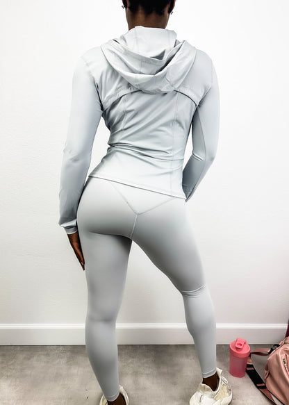 Conjunto de tres piezas con chaqueta con capucha y cremallera, sujetador deportivo y leggings de tiro alto 