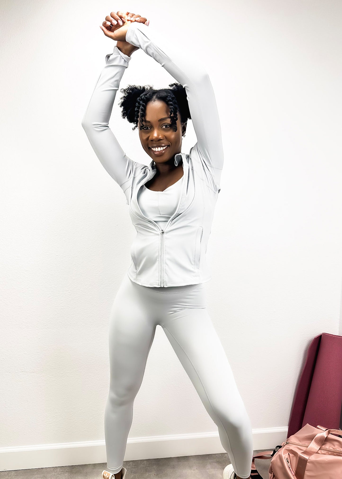 Conjunto de tres piezas con chaqueta con capucha y cremallera, sujetador deportivo y leggings de tiro alto 