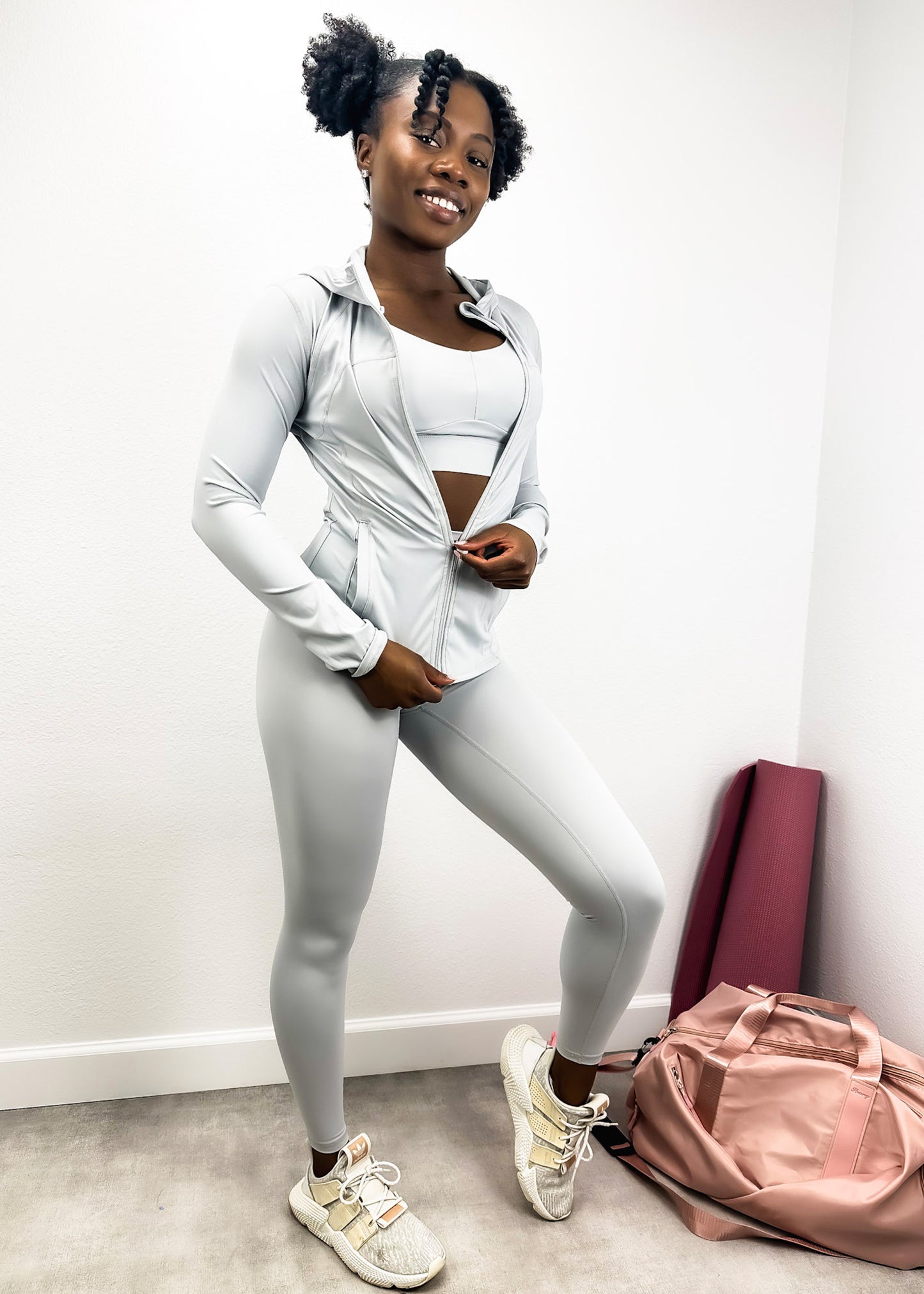 Conjunto de tres piezas con chaqueta con capucha y cremallera, sujetador deportivo y leggings de tiro alto 