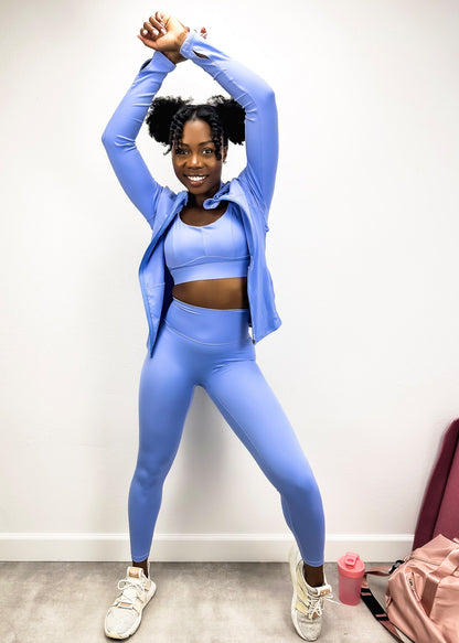 Conjunto de tres piezas con chaqueta con capucha y cremallera, sujetador deportivo y leggings de tiro alto 