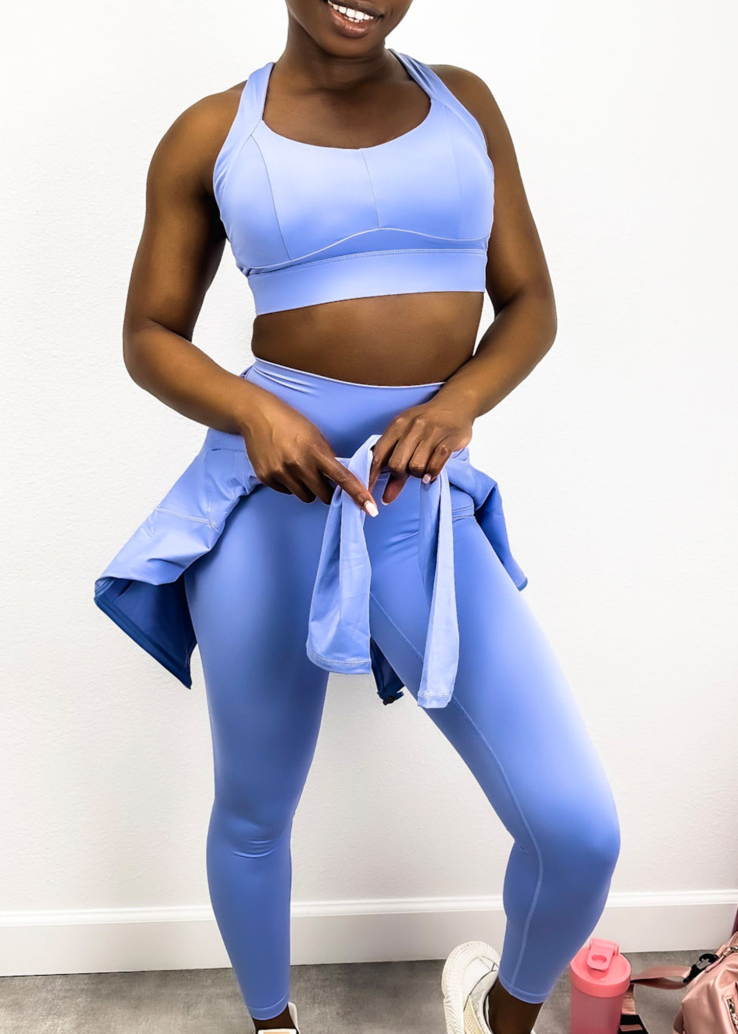 Conjunto de tres piezas con chaqueta con capucha y cremallera, sujetador deportivo y leggings de tiro alto 
