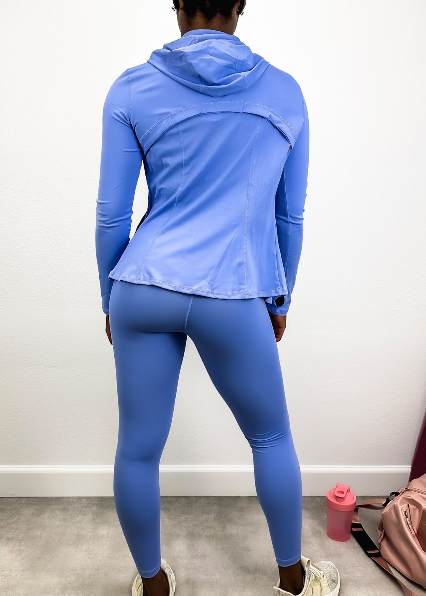 Conjunto de tres piezas con chaqueta con capucha y cremallera, sujetador deportivo y leggings de tiro alto 