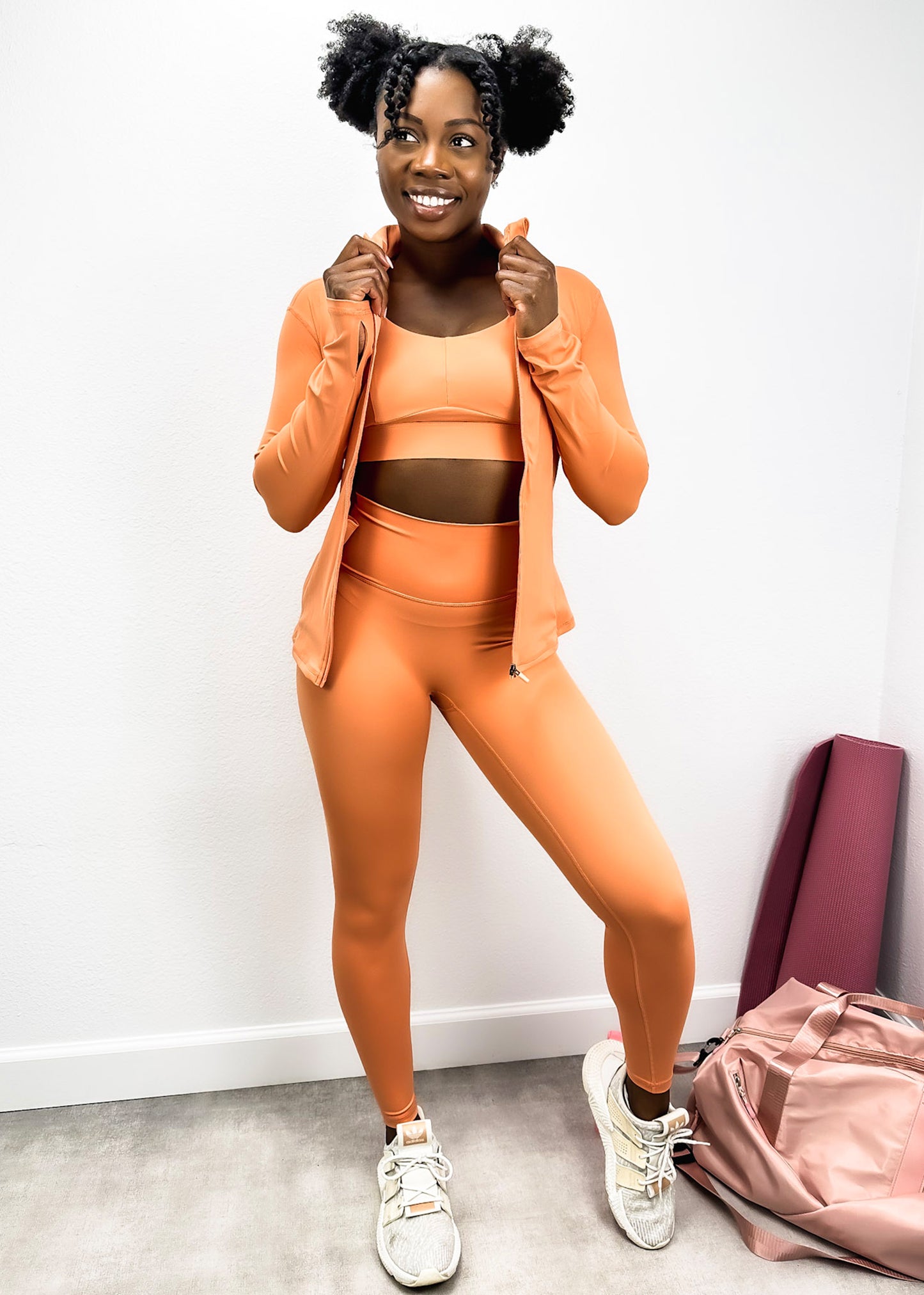 Conjunto de tres piezas con chaqueta con capucha y cremallera, sujetador deportivo y leggings de tiro alto 
