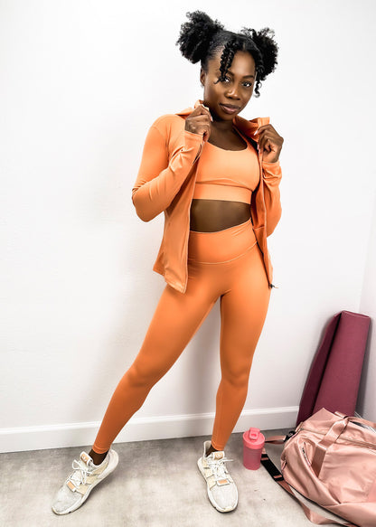 Conjunto de tres piezas con chaqueta con capucha y cremallera, sujetador deportivo y leggings de tiro alto 