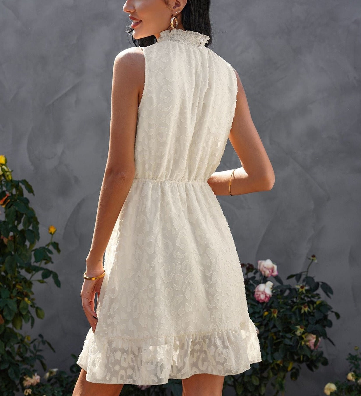 Vestido con cuello con volantes y textura de leopardo 