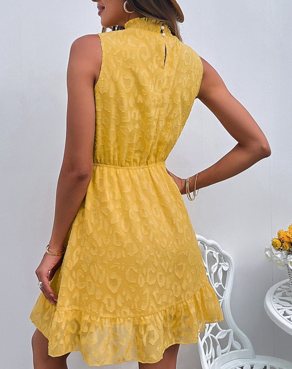 Vestido con cuello con volantes y textura de leopardo 