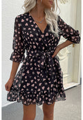 Vestido con escote cruzado y estampado de corazones