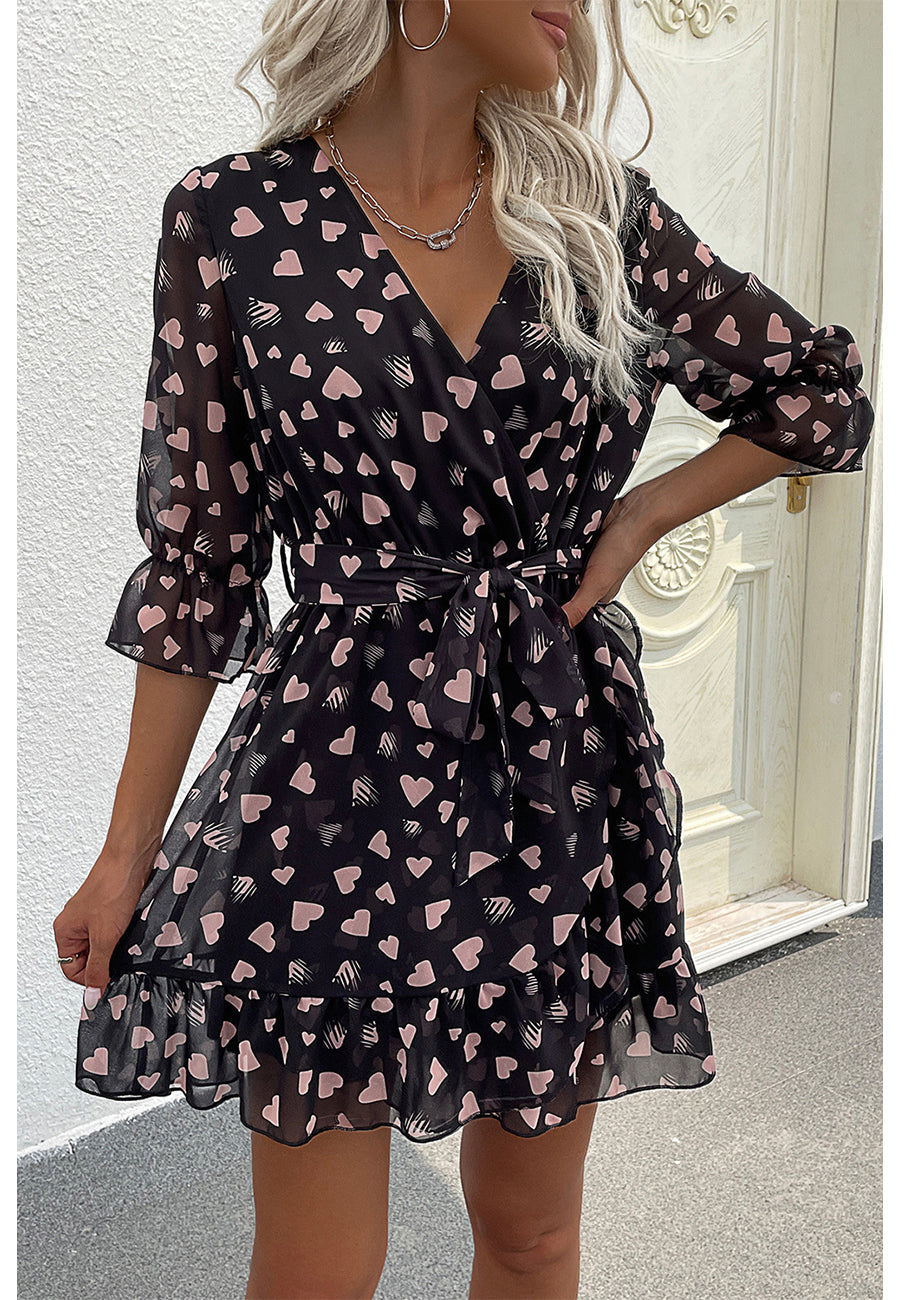 Vestido con escote cruzado y estampado de corazones