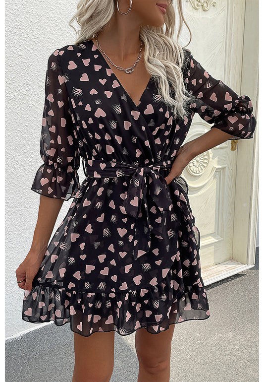 Vestido con escote cruzado y estampado de corazones