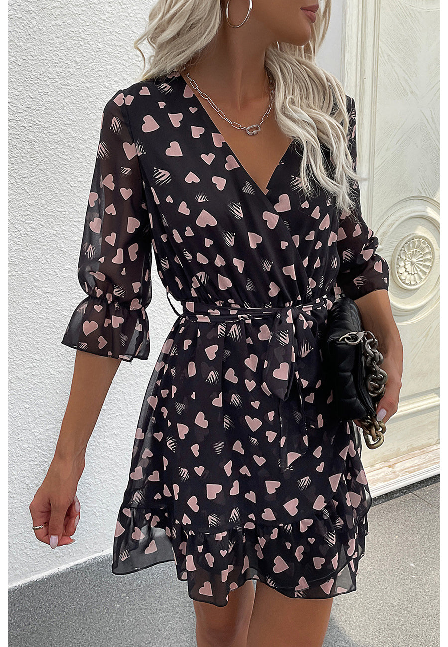 Vestido con escote cruzado y estampado de corazones