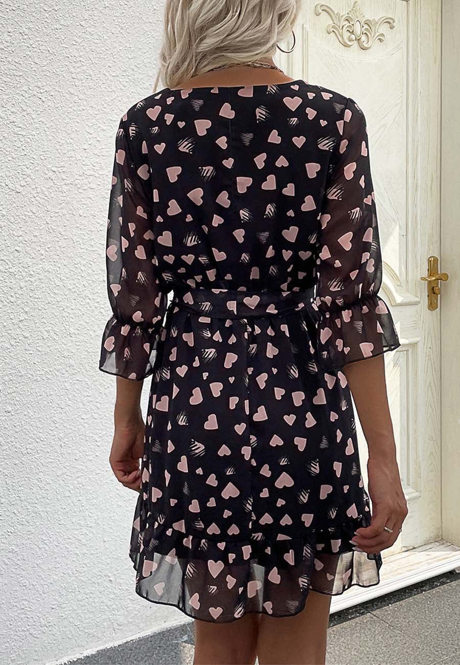 Vestido con escote cruzado y estampado de corazones