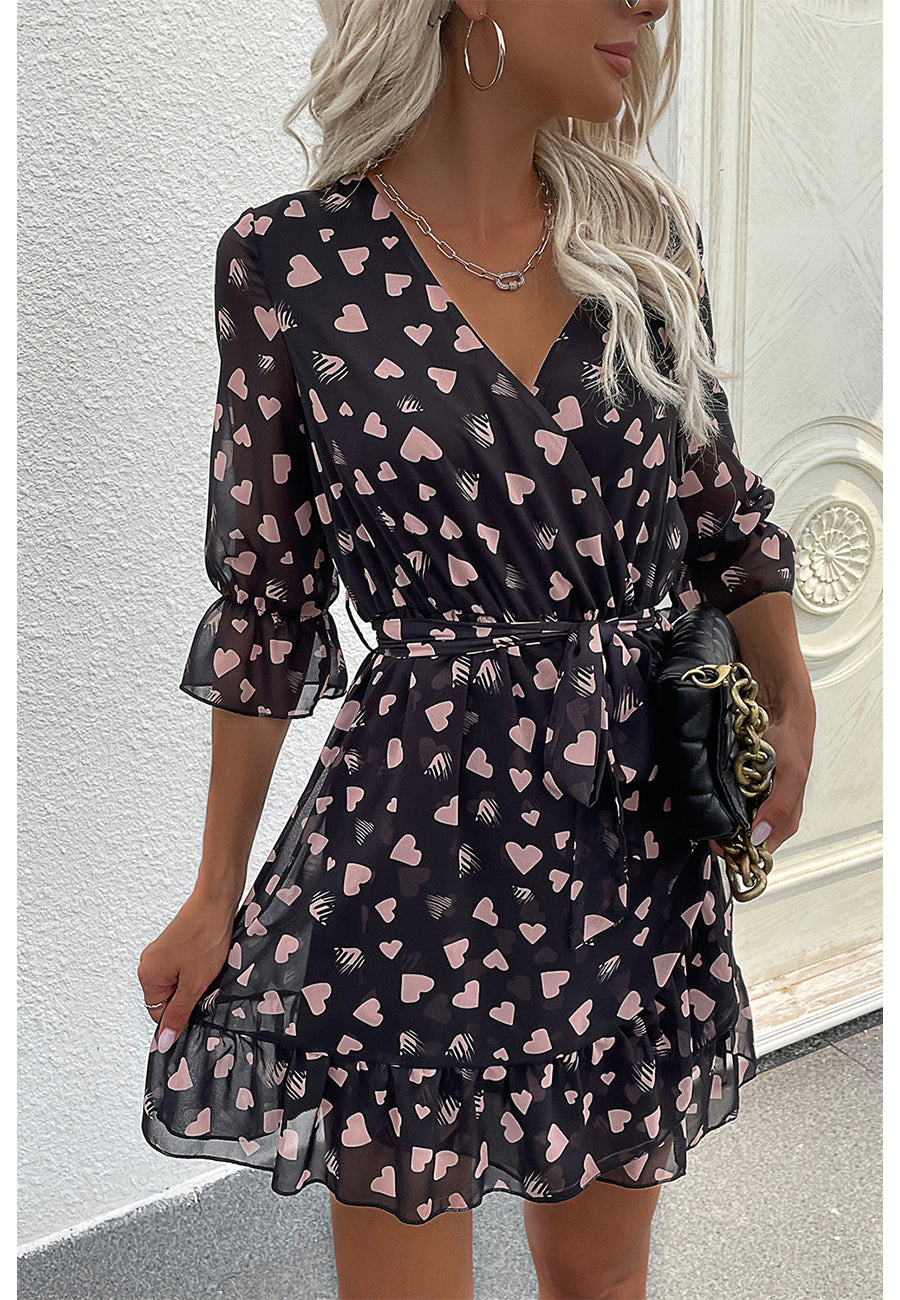 Vestido con escote cruzado y estampado de corazones