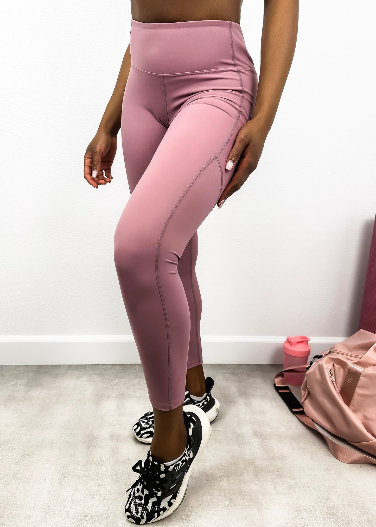 Leggings de tiro medio con costuras elevadas