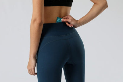 Pantalones acampanados de cintura media con aberturas en el centro delantero