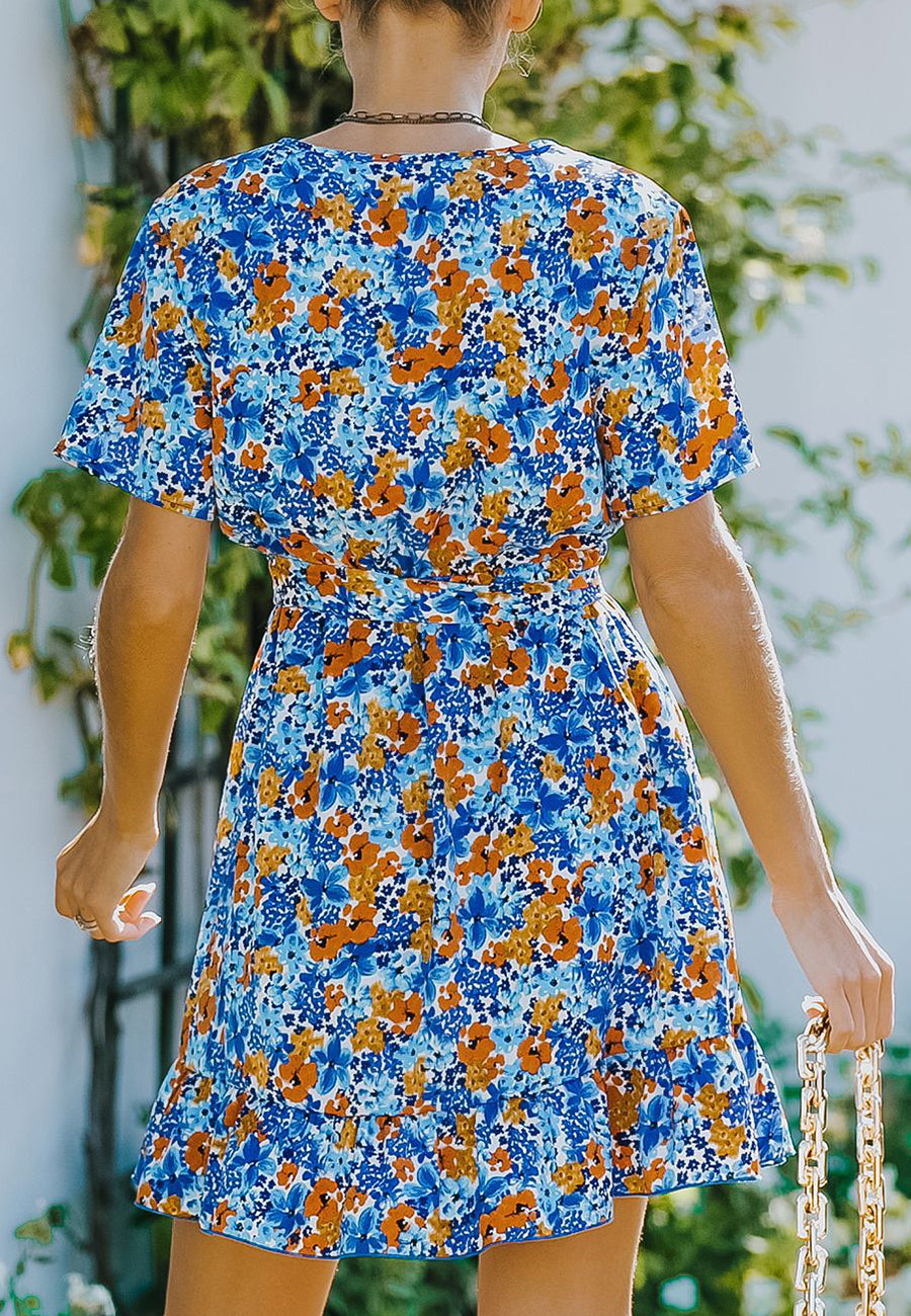 Vestido floral con dobladillo con volantes cruzados