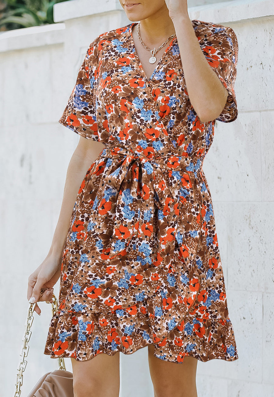 Vestido floral con dobladillo con volantes cruzados