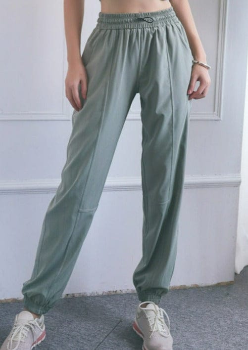 Pantalones de jogging fruncidos con cordón y costuras contorneadas de talle alto