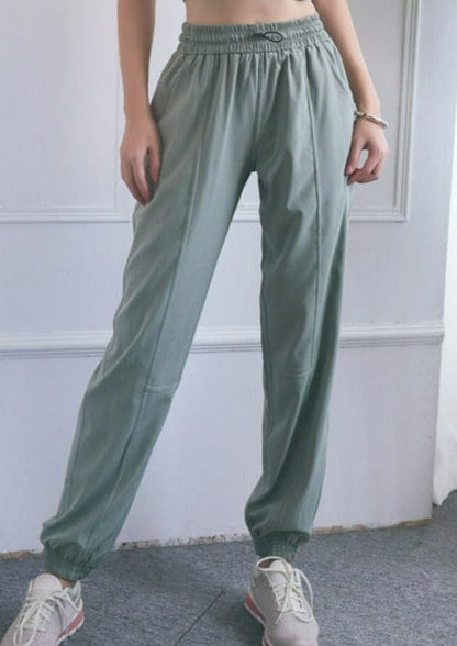 Pantalones de jogging fruncidos con cordón y costuras contorneadas de talle alto