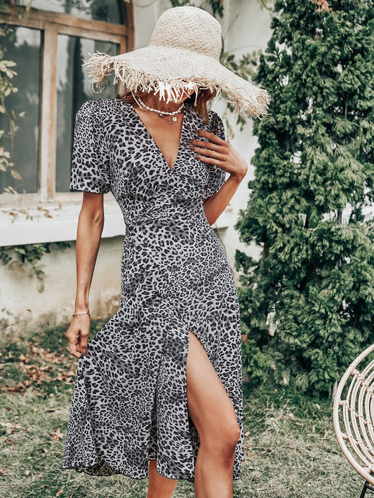 Vestido con escote pronunciado y estampado de leopardo
