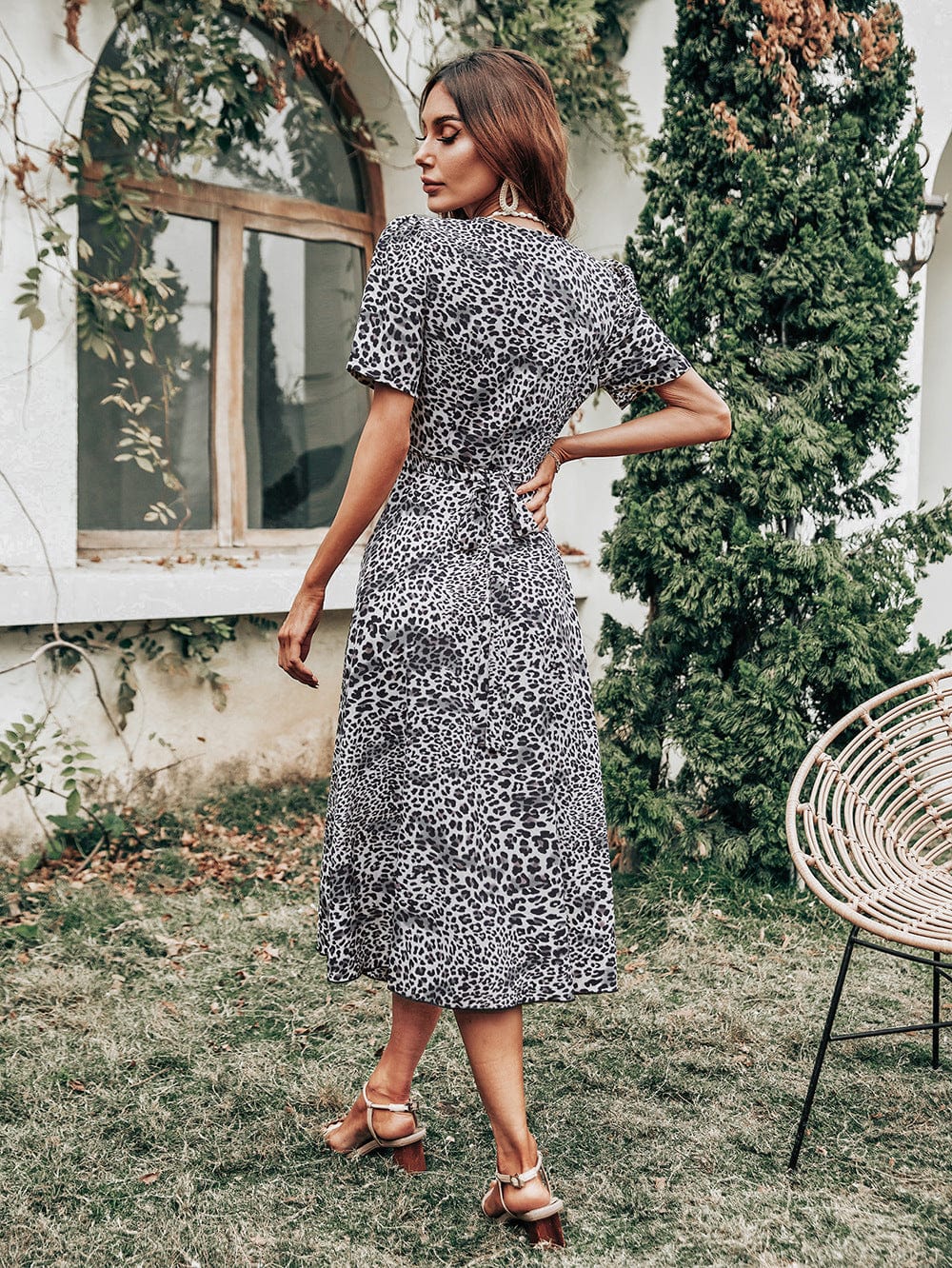 Vestido con escote pronunciado y estampado de leopardo