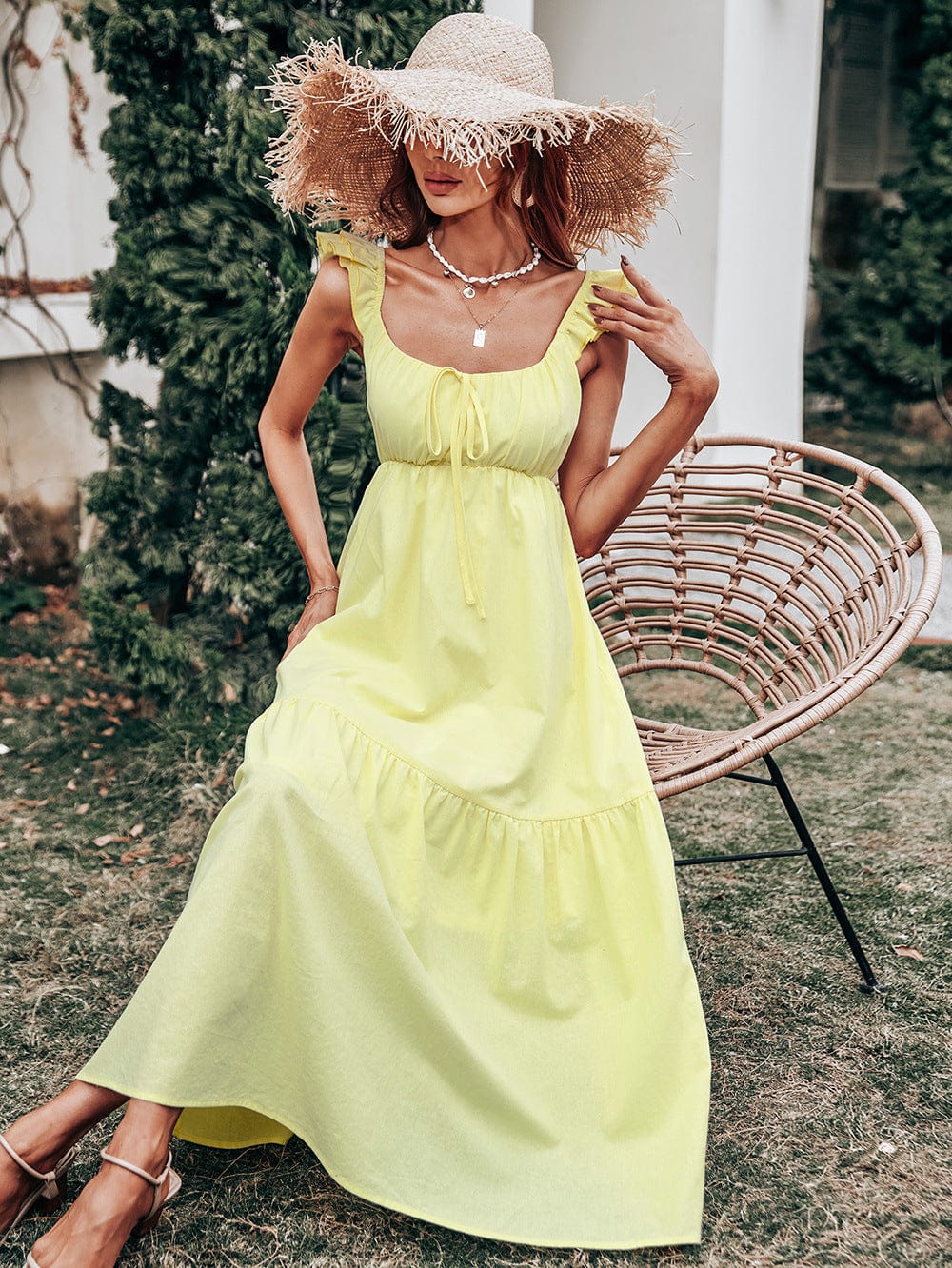 Vestido con tirantes con volantes y detalle de cinta 