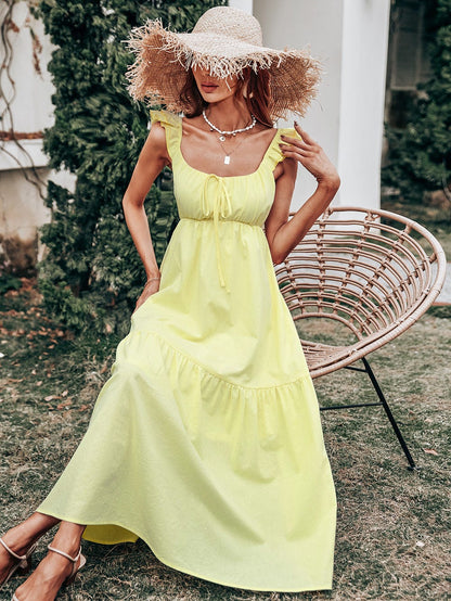 Vestido con tirantes con volantes y detalle de cinta 