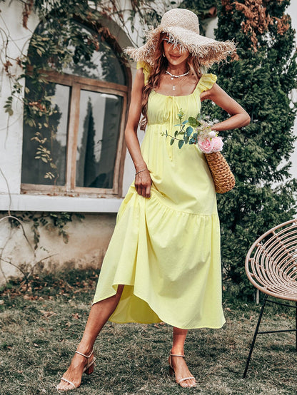 Vestido con tirantes con volantes y detalle de cinta 