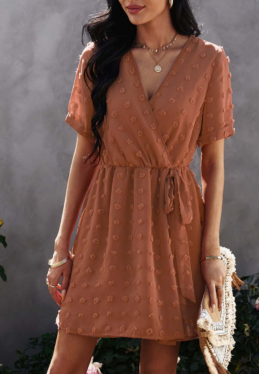 Vestido cruzado de verano con lunares y pinzas