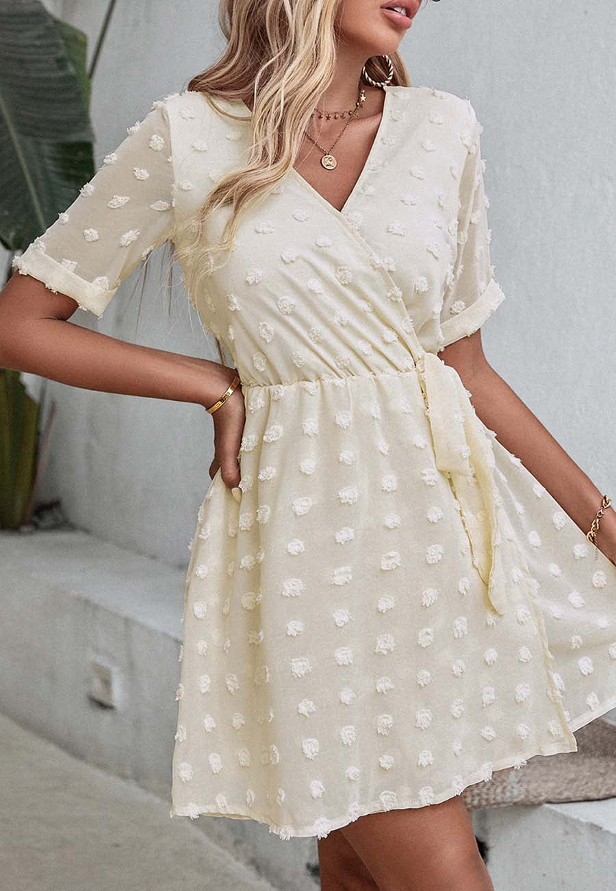 Vestido cruzado de verano con lunares y pinzas