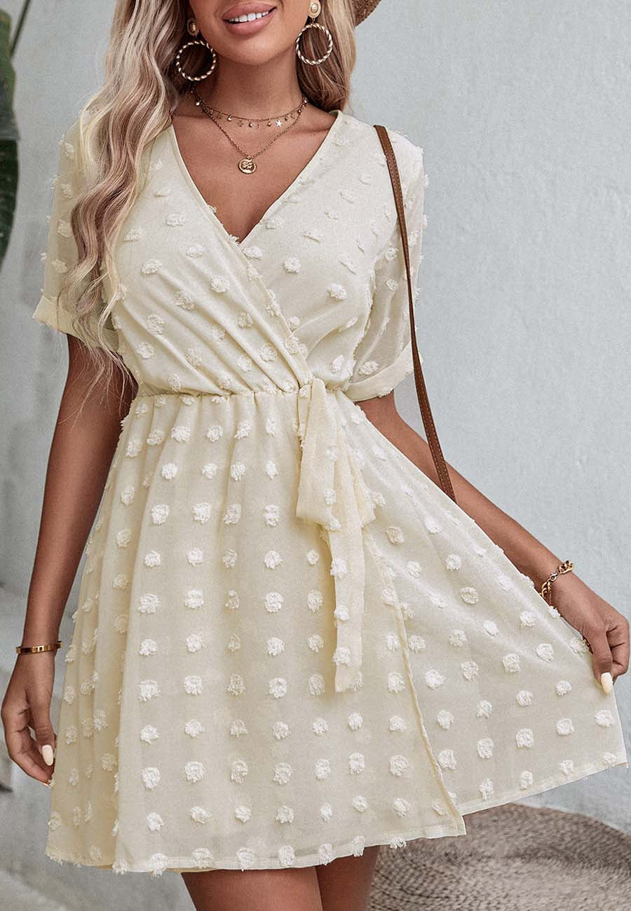 Vestido cruzado de verano con lunares y pinzas