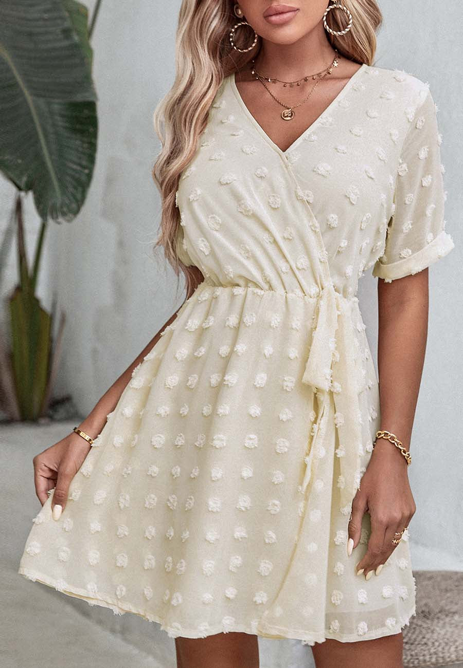 Vestido cruzado de verano con lunares y pinzas