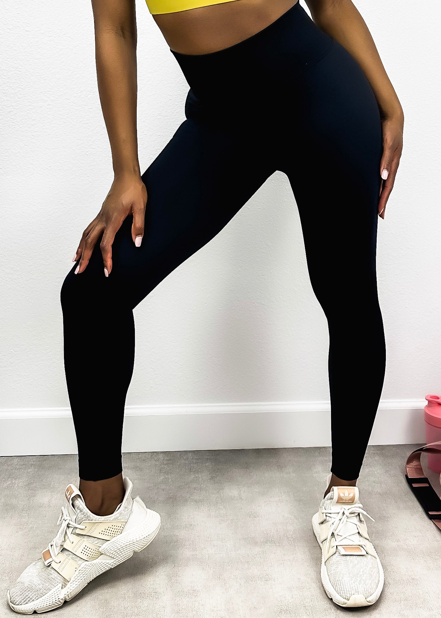 Pantalones de yoga que modelan y realzan la cadera