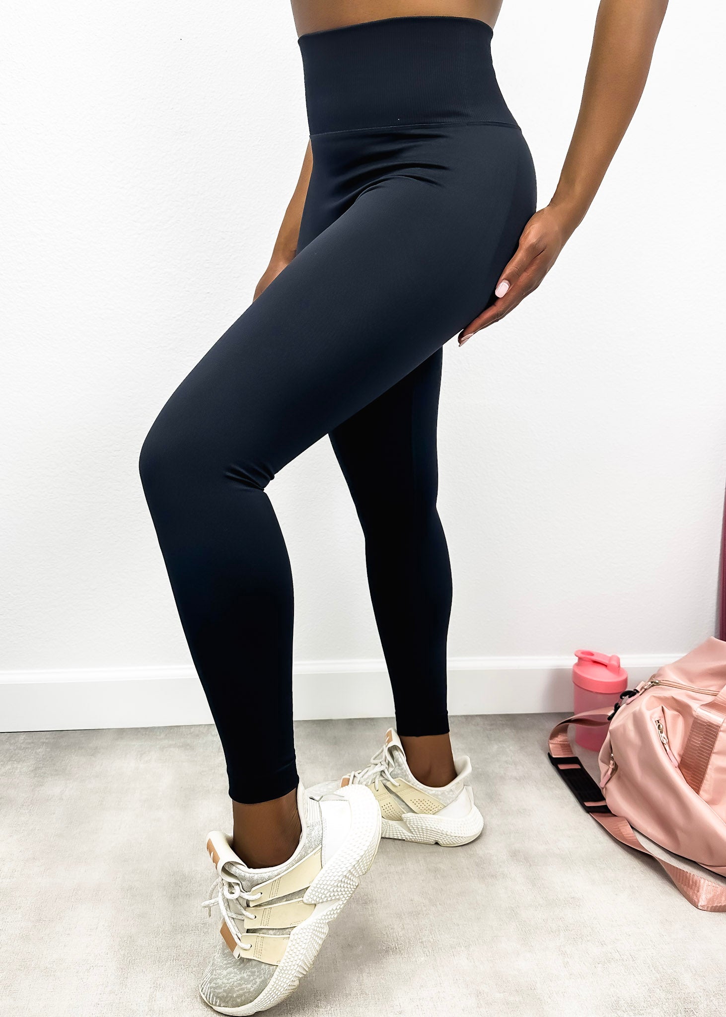 Pantalones de yoga que modelan y realzan la cadera