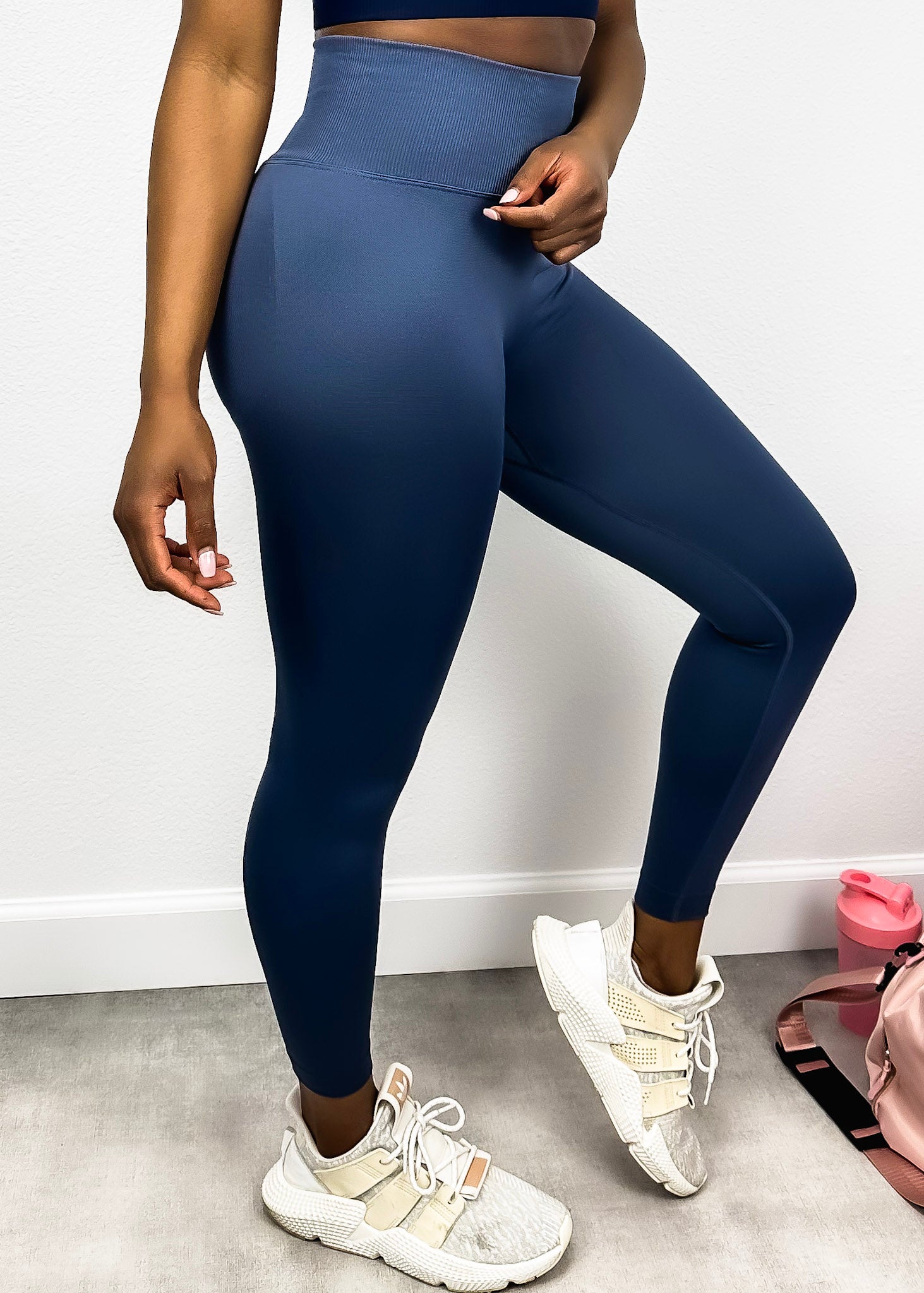Pantalones de yoga que modelan y realzan la cadera
