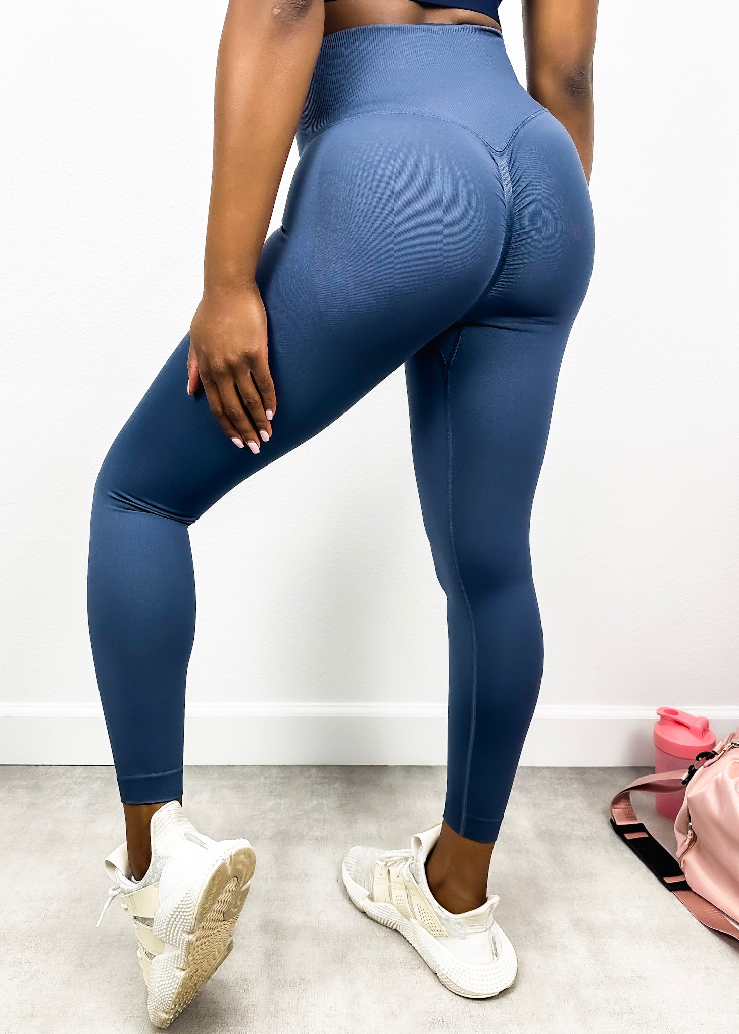 Pantalones de yoga que modelan y realzan la cadera