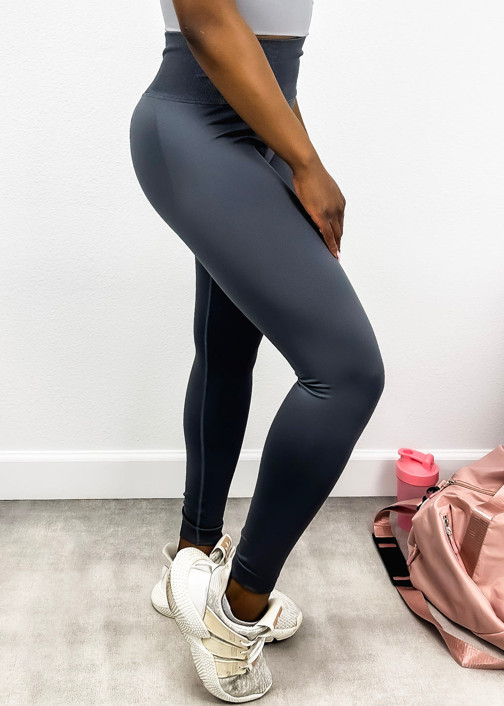 Pantalones de yoga que modelan y realzan la cadera