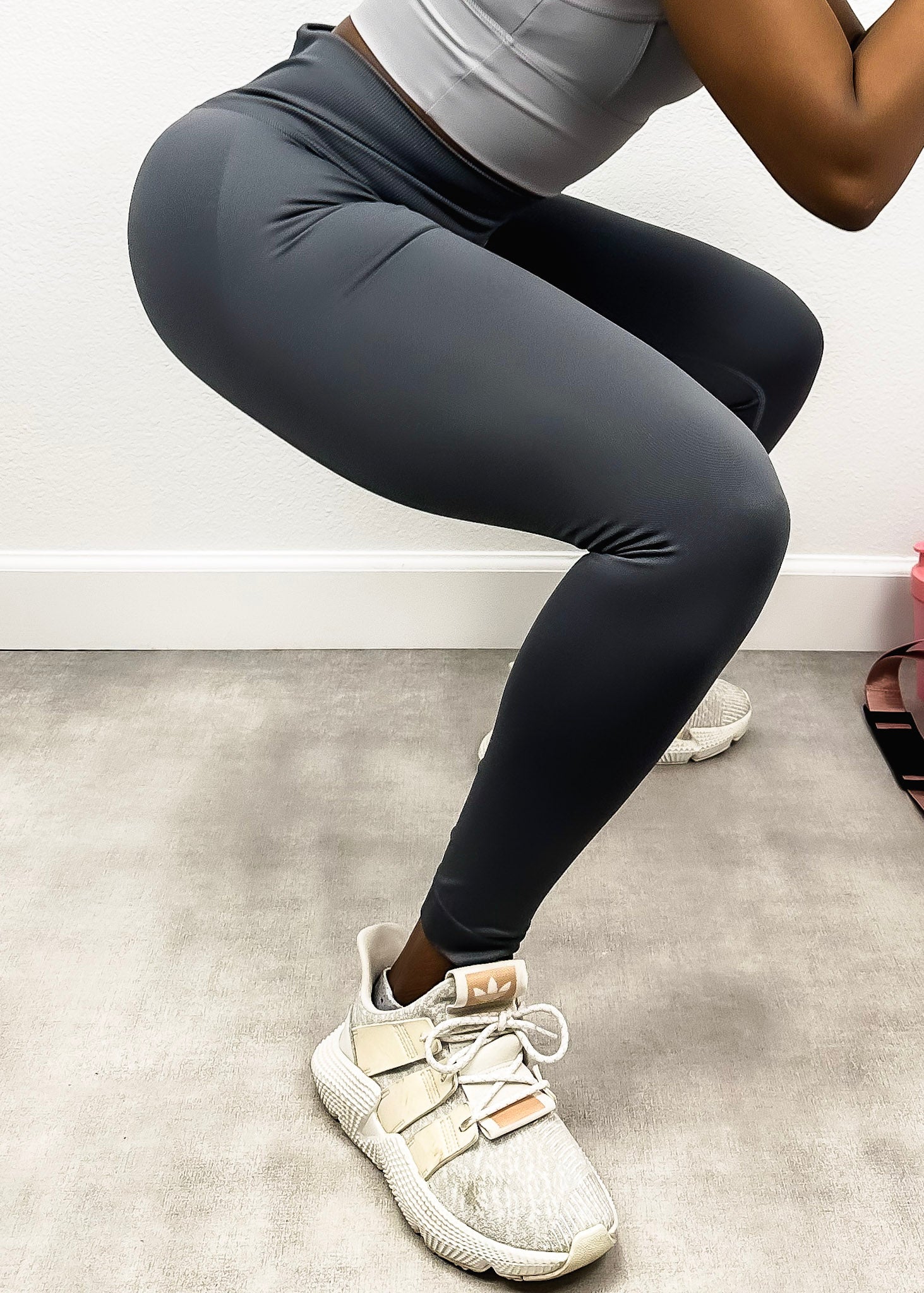 Pantalones de yoga que modelan y realzan la cadera