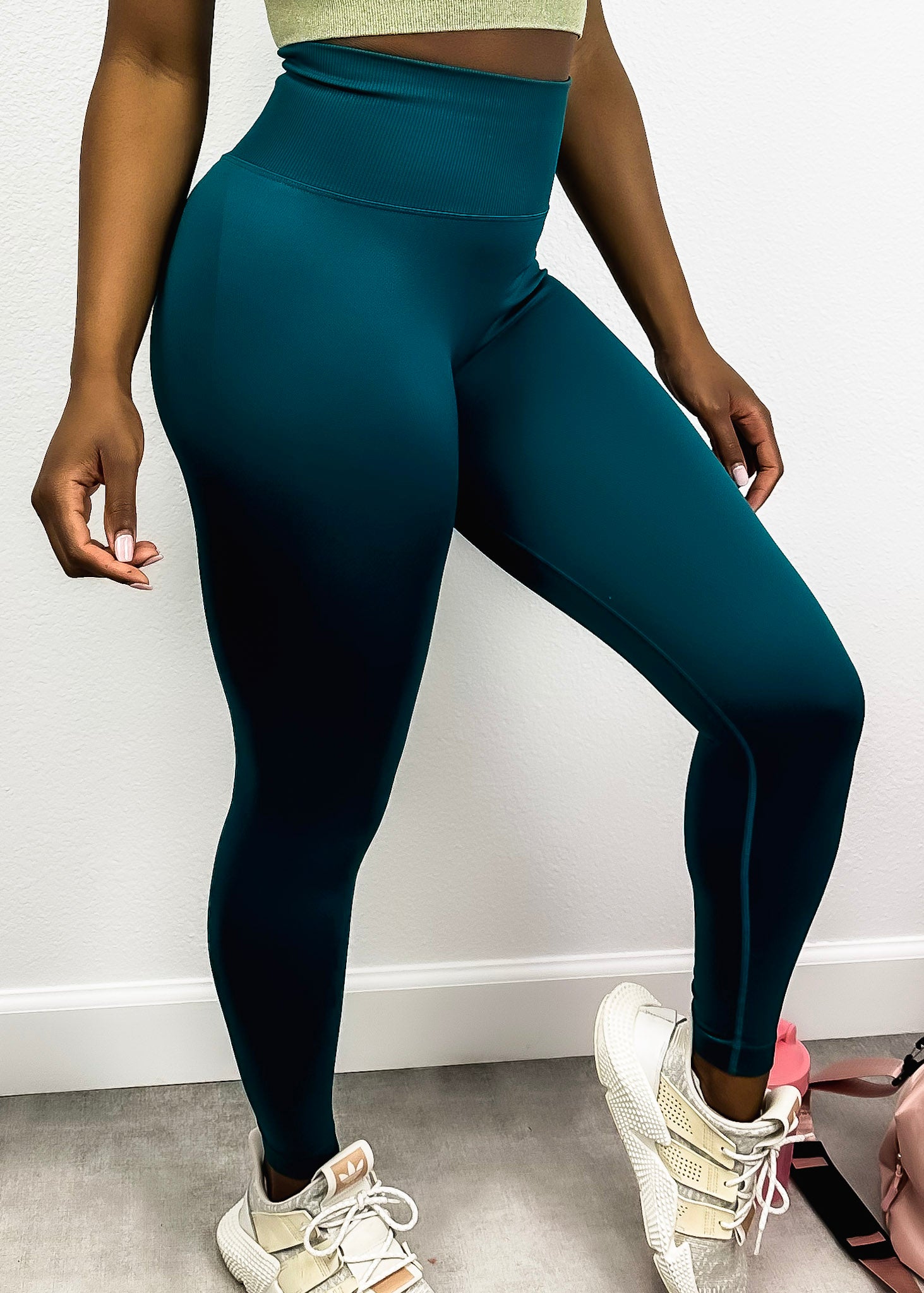 Pantalones de yoga que modelan y realzan la cadera