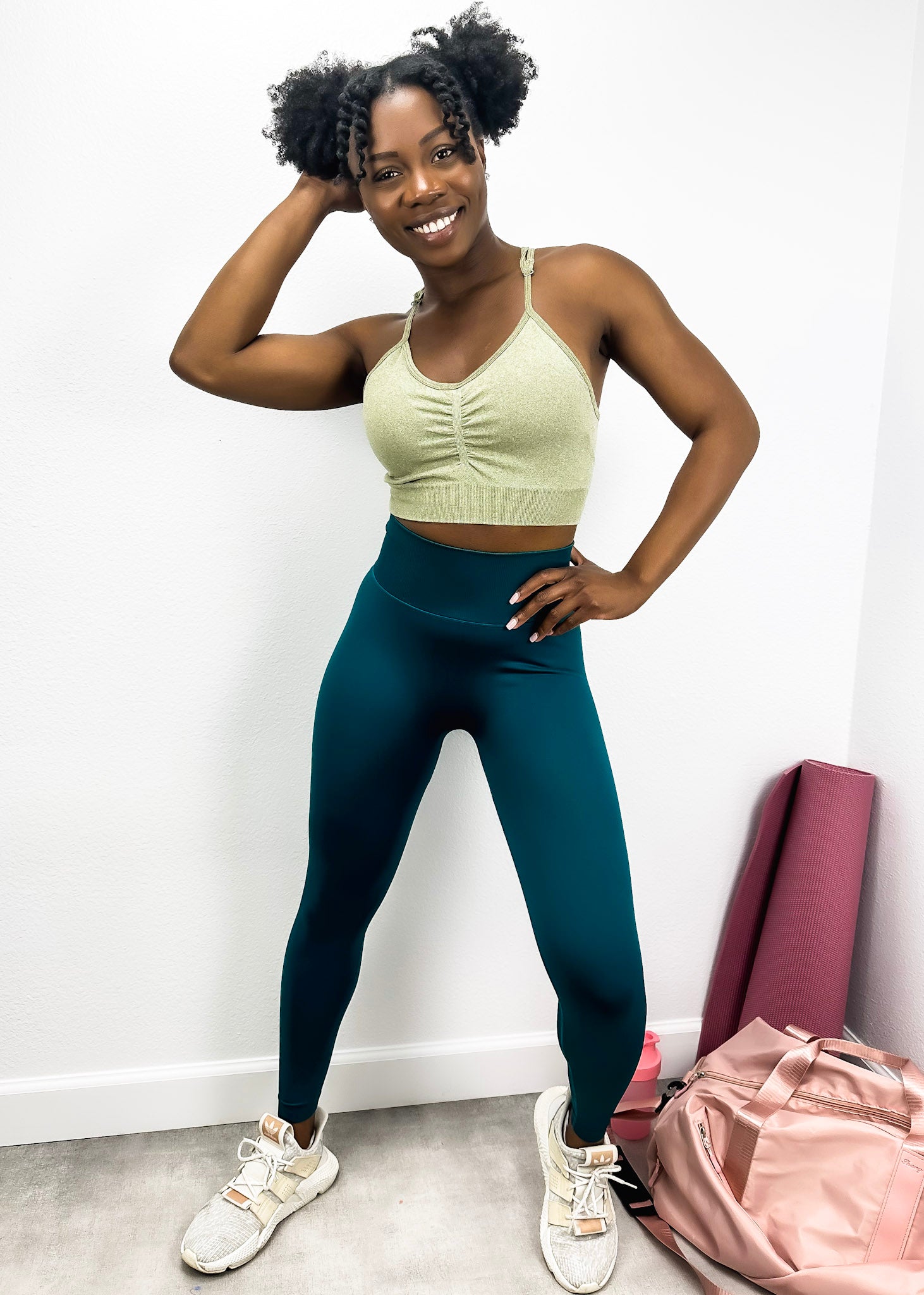 Pantalones de yoga que modelan y realzan la cadera