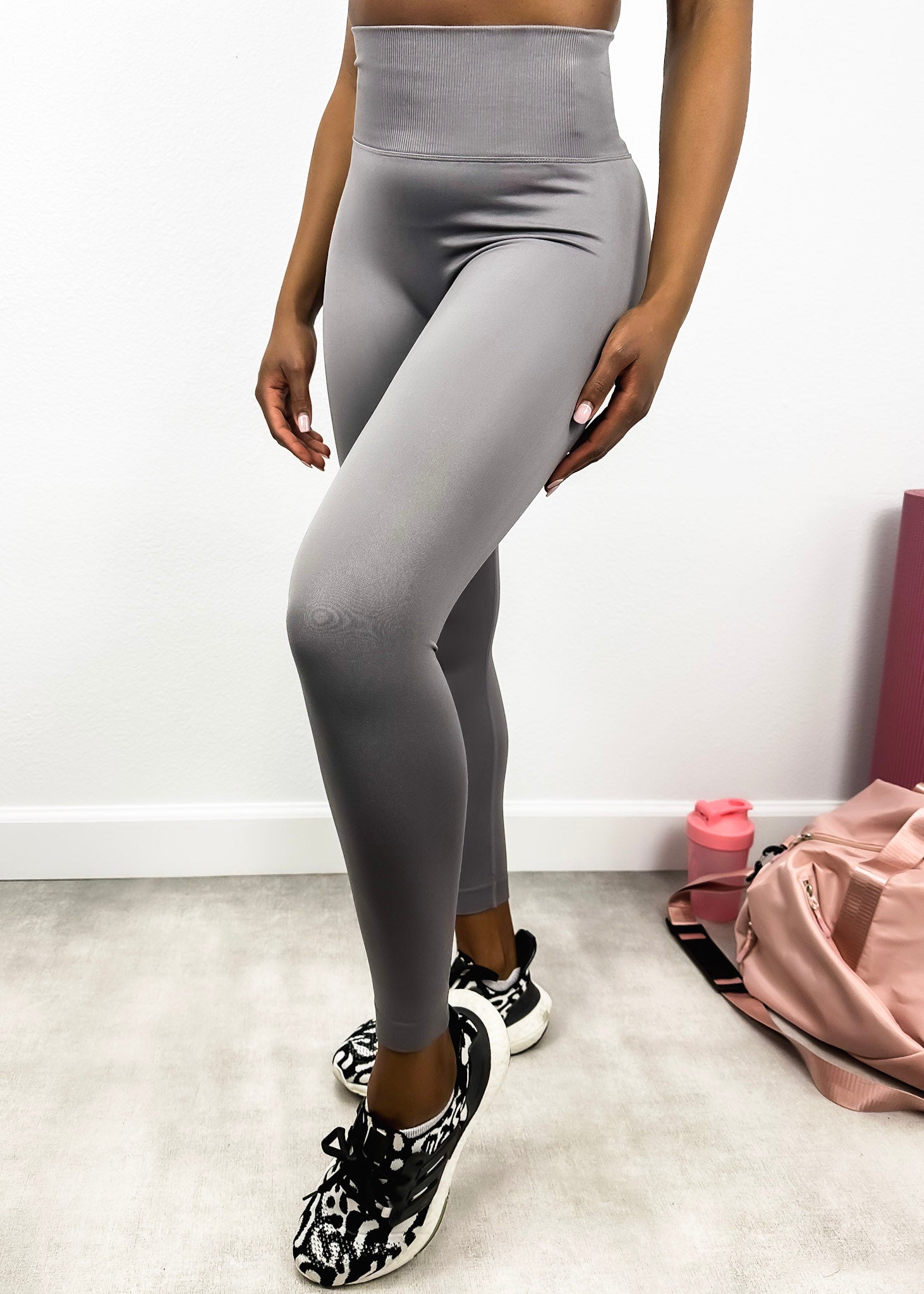 Pantalones de yoga que modelan y realzan la cadera