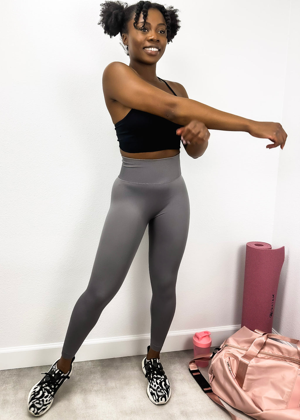 Pantalones de yoga que modelan y realzan la cadera