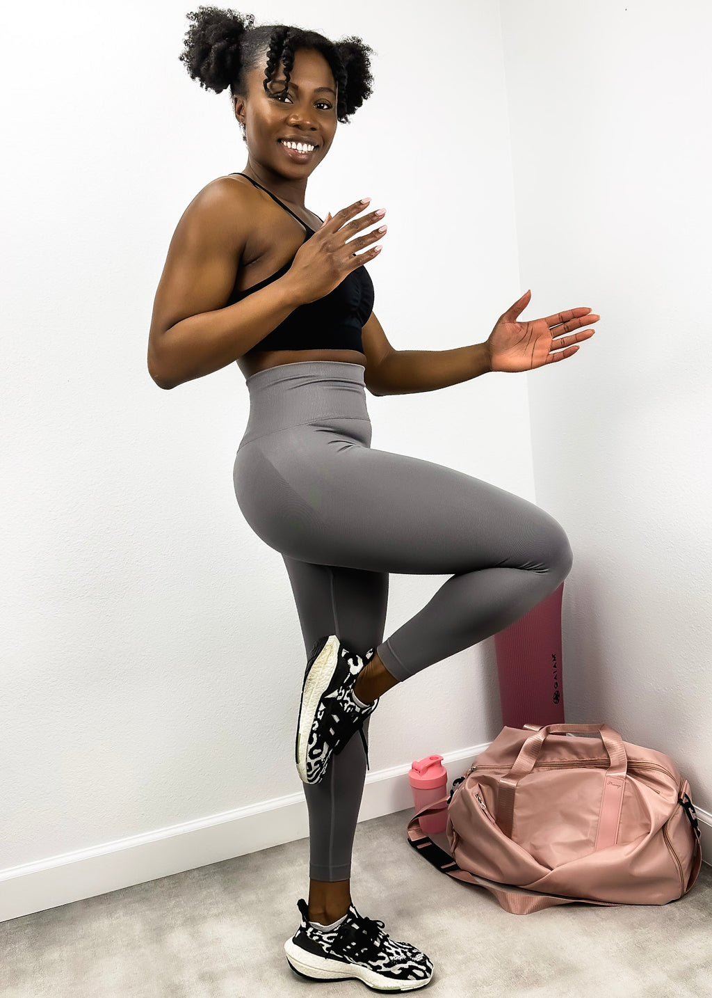 Pantalones de yoga que modelan y realzan la cadera